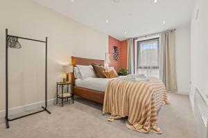 Luxury 2-Bed with Balcony & Secure Parking