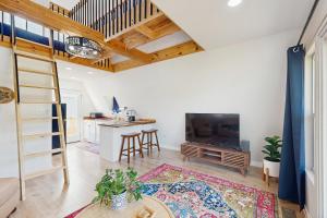 3 Mi to Lake Murray Dog-Friendly Cabin with Deck