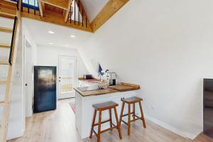 3 Mi to Lake Murray Dog-Friendly Cabin with Deck