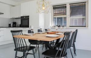 Stunning Home In Idskenhuizen - With Wifi
