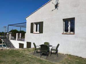 Maisons de vacances Vacation home with a private pool in Puymeras : photos des chambres