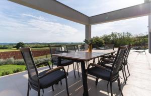 Awesome Home In Bukori