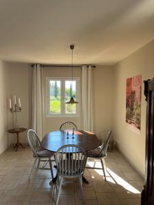 Maisons de vacances Vacation home with a private pool in Puymeras : photos des chambres