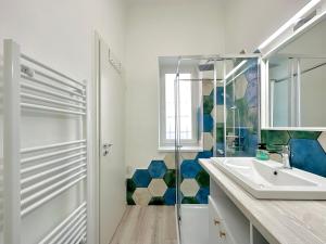 Colorful Condo by the Danube ---FREE PARKING---