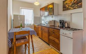 Two Bedroom Cozy Apartment In Liznjan