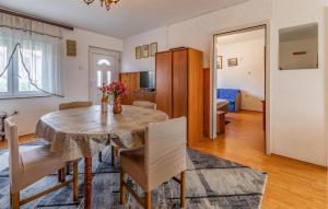 Two Bedroom Cozy Apartment In Liznjan