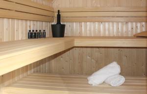 Cozy Home In Idskenhuizen With Sauna