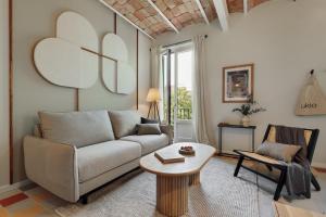 Nal - 2 bedrooms, office and balcony in Eixample Dreta