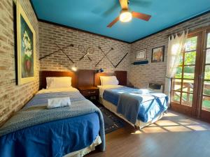 Lindo sítio com piscina, quadra de tênis e lago