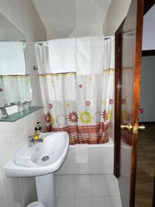 Single Room with Bath room in Hostal Río Paraná