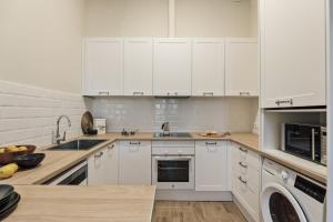 Ada - 2 bedrooms and balcony in Eixample Dreta