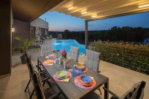 Residence Villa Manuela - Pool & Jacuzzi - Batlug