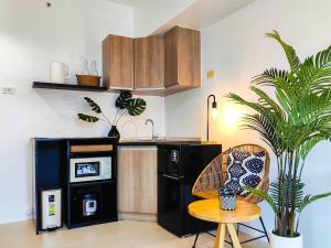 Casa Siempres Studio at Avida Riala Towers - 5 minutes walk to Ayala Central Bloc, with 3 Pools, Fast Wi-Fi, & City Views inside Cebu IT Park