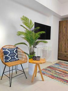 Casa Siempres Studio at Avida Riala Towers - 5 minutes walk to Ayala Central Bloc, with 3 Pools, Fast Wi-Fi, & City Views inside Cebu IT Park