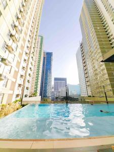 Casa Siempres Studio at Avida Riala Towers - 5 minutes walk to Ayala Central Bloc, with 3 Pools, Fast Wi-Fi, & City Views inside Cebu IT Park