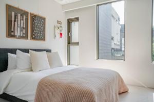 Blueground Cheongdam city view nr Han River SEL-31