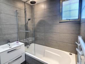 Spacious 3 bed App with pool 5min to JLP beach Ideal for 2 families or 8 people