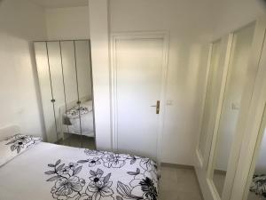 Spacious 3 bed App with pool 5min to JLP beach Ideal for 2 families or 8 people