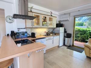 Spacious 3 bed App with pool 5min to JLP beach Ideal for 2 families or 8 people