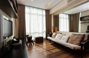 Elegant 2BR Apartment in Upscale Fort BGC Fast Wifi