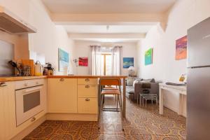 Maisons de vacances Le Molire - Historical stone house in old Pzenas : photos des chambres