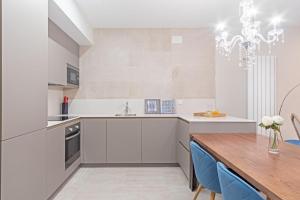 Experience the best of Madrid! Gran Vía Apartment for 6, comfort and style in the heart of Chueca III