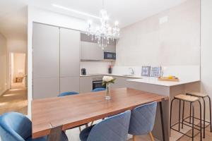 Experience the best of Madrid! Gran Vía Apartment for 6, comfort and style in the heart of Chueca III