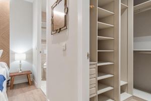 Experience the best of Madrid! Gran Vía Apartment for 6, comfort and style in the heart of Chueca III