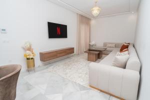 Glorious Garden, Appartement Familial, Face au Stade Ibn Batouta, Espaces Verts, Proche Aéroport, Parking, WIFI, AC, IPTV