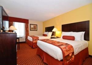 Queen Room with Two Queen Beds with Bathtub - Disability Access/Non-Smoking room in Best Western Plus Parkway Hotel