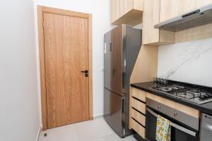 Glorious Garden, Appartement Familial, Face au Stade Ibn Batouta, Espaces Verts, Proche Aéroport, Parking, WIFI, AC, IPTV