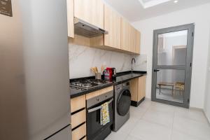 Glorious Garden, Appartement Familial, Face au Stade Ibn Batouta, Espaces Verts, Proche Aéroport, Parking, WIFI, AC, IPTV