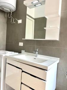 Minimal Mare apartment by Adriatic Living