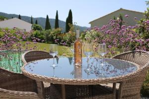 Villas Villa moderne avec jacuzzi, piscine et vue : photos des chambres