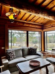 Namelis šalia vynuogyno