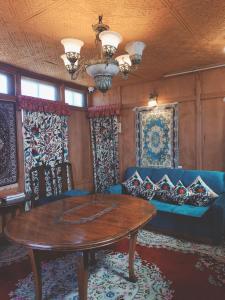 argonaut group of houseboats