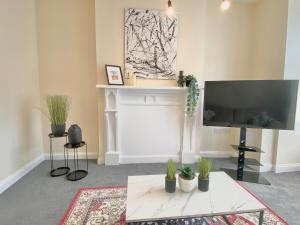 Elegant Four Bedroom Getaway - Free WiFi -Sleeps 9