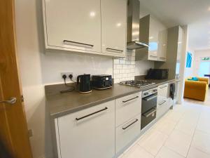 Spacious Four Bedroom Getaway - Free WiFi -Sleeps 9