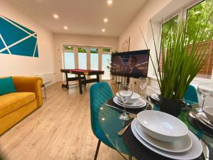 Elegant Four Bedroom Getaway - Free WiFi -Sleeps 9