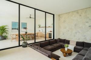 Brandnew 4BR Luxury Estate next to Beach & views