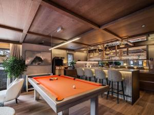Chalets Chalet d-exception avec sauna, piscine chauffee et salle de cinema - FR-1-570-64 : photos des chambres