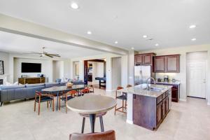 Spacious Modern Retreat in Palm Desert!