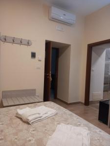 Zimmer mit Kingsize-Bett und Balkon
