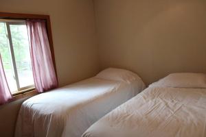 Cabin 4 - Classic 1933 cabin on the lake shore, 10 steps from the dock