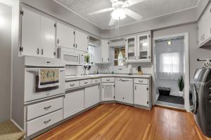 Close to the Falls Big Historic Home Air Conditioning Parking