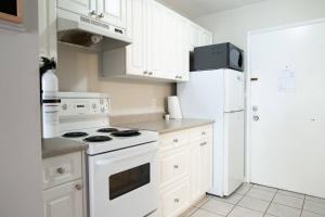 Beachy 2 Bed Studio Suite, Balcony and 4 Min to Lake