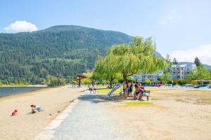 Beachy 2 Bed Studio Suite, Balcony and 4 Min to Lake