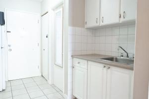 Beachy 2 Bed Studio Suite, Balcony and 4 Min to Lake