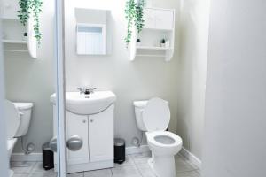 Beachy 2 Bed Studio Suite, Balcony and 4 Min to Lake