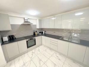 Spacious 6-bedroom house in South London (Zone 4)